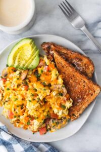 Scrambled eggs with bread